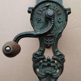 Fotka k inzerátu Velmi starý zdobený mlýnek na strouhanku EXCELSIOR  / 19401312