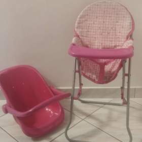 Foto inzerátu Krmící židlička a autosedačka pro panenky.