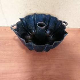 PRODÁM STAROU LITINOVOU SMALTOVANOU BÁBOVKU  / 19278456