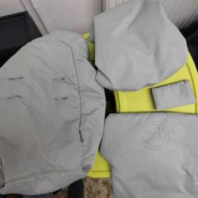 Foto inzerátu Kočárek trojkombinace,  kočárek sportovní, postýlka, jídelní stolek, houpátko, doplňky 