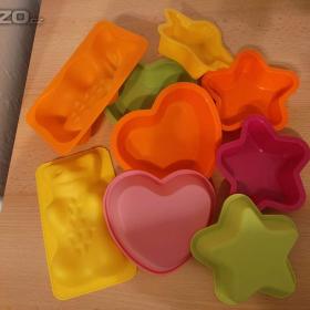 Fotka k inzerátu Silikonové formičky na pečení -  9 ks / 16334240