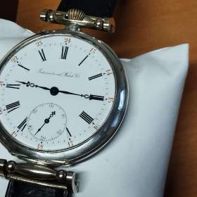 Foto inzerátu Starožitné stříbrné hodinky IWC Schaffhausen s krabičkou, páskem navíc, záruční list.