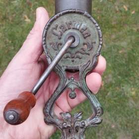 Malý velmi starý mlýnek na ořechy nebo čokoládu CARMEN  / 19296622