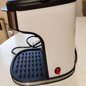 Foto inzerátu Kávovar s hrníčky 