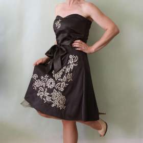 Foto inzerátu Hnědé korzetové šaty s výšivkou Vero Moda vel.S