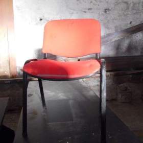 Foto inzerátu červená židle
