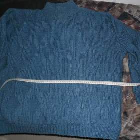 Foto inzerátu Prodám:pánský svetr, ručně pletený, nošený ale zachovalý a nepoškozený za 550 Kč