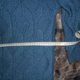 Foto inzerátu Prodám:pánský svetr, ručně pletený, nošený ale zachovalý a nepoškozený za 550 Kč