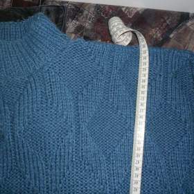 Foto inzerátu Prodám:pánský svetr, ručně pletený, nošený ale zachovalý a nepoškozený za 550 Kč