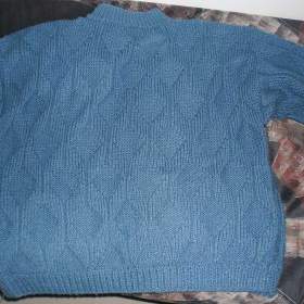 Foto inzerátu Prodám:pánský svetr, ručně pletený, nošený ale zachovalý a nepoškozený za 550 Kč