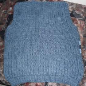 Foto inzerátu Prodám: ručně pletou pánskou vestu, jako nová za 500 Kč