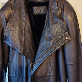 Foto inzerátu Pánský dlouhý černý kožený kabát styl křivák, hodně velký, koupeno v USA