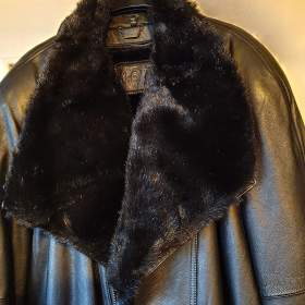 Foto inzerátu Pánský dlouhý černý kožený kabát styl křivák, hodně velký, koupeno v USA