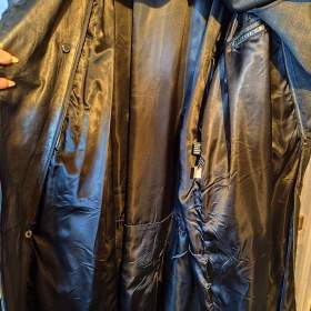 Foto inzerátu Pánský dlouhý černý kožený kabát styl křivák, hodně velký, koupeno v USA