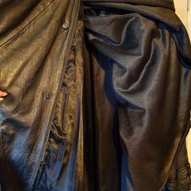 Foto inzerátu Pánský dlouhý černý kožený kabát styl křivák, hodně velký, koupeno v USA