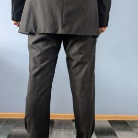 Foto inzerátu Černý proužkovaný pánský oblek - velikost S/M