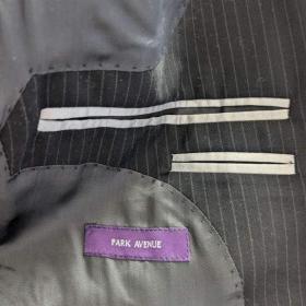 Foto inzerátu Černý proužkovaný pánský oblek - velikost S/M