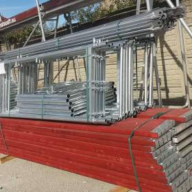 Fotka k inzerátu Kompletní ocelové lešení 230m² – nové, ihned k odběru, doprava v ceně PLETTAC scaff 74 / 19583219