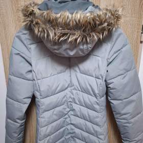 Foto inzerátu Prodám dámskou šedou zimní bundu S