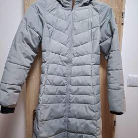 Foto inzerátu Prodám dámskou šedou zimní bundu S