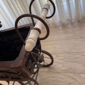 Foto inzerátu Starožitný proutěný malý kočárek pro panenky