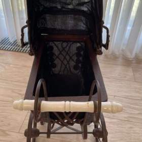 Foto inzerátu Starožitný proutěný malý kočárek pro panenky