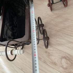 Foto inzerátu Starožitný proutěný malý kočárek pro panenky