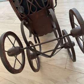 Foto inzerátu Starožitný proutěný malý kočárek pro panenky