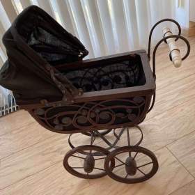 Foto inzerátu Starožitný proutěný malý kočárek pro panenky