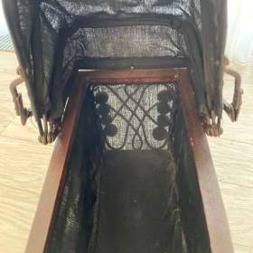 Foto inzerátu Starožitný proutěný malý kočárek pro panenky