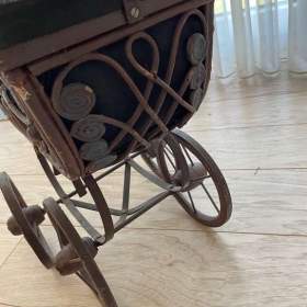 Foto inzerátu Starožitný proutěný malý kočárek pro panenky