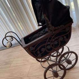 Foto inzerátu Starožitný proutěný malý kočárek pro panenky