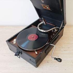 Krásný bytový doplněk - His Master’s Voice, starožitný gramofon z 20. let, plně funkční / 19371184
