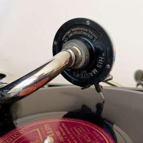 Foto inzerátu Krásný bytový  doplněk - His Master’s Voice, starožitný gramofon z 20. let, plně funkční