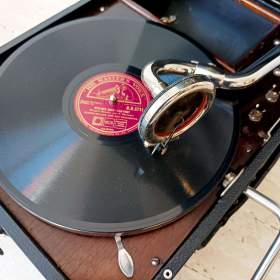 Foto inzerátu Krásný bytový  doplněk - His Master’s Voice, starožitný gramofon z 20. let, plně funkční