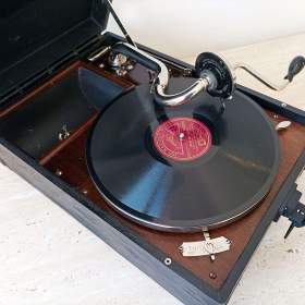 Foto inzerátu Krásný bytový  doplněk - His Master’s Voice, starožitný gramofon z 20. let, plně funkční