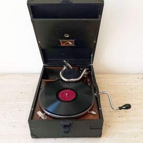 Foto inzerátu Krásný bytový  doplněk - His Master’s Voice, starožitný gramofon z 20. let, plně funkční