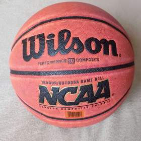 Prodám starší popužitý míč Wilson NCAA. / 19371904