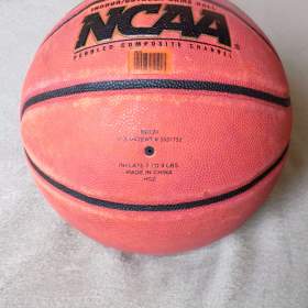 Foto inzerátu Prodám starší popužitý míč Wilson NCAA.
