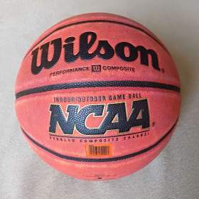 Foto inzerátu Prodám starší popužitý míč Wilson NCAA.