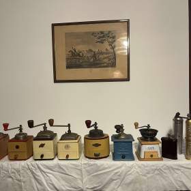 Část sbírky historických mlýnků na kávu / 19371947