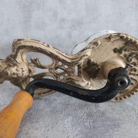 Fotka k inzerátu Velmi starý krásný zdobený mlýnek na strouhanku JUGENDSTIL / 19651232