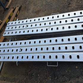 Foto inzerátu Výklopné nájezdy pro přívěs-nepoužité