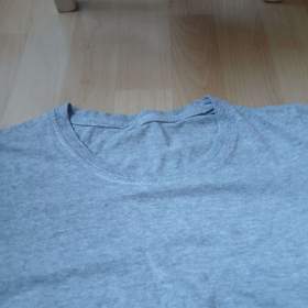 Foto inzerátu Dámské šedé tričko 