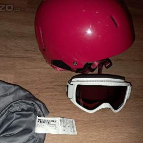 Fotka k inzerátu Prodám lyžařskou helmu 53- 56 včetně brýlí  / 19617909