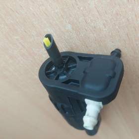 Foto inzerátu Čerpadlo ostřikovače - Passat B8 / Škoda ?