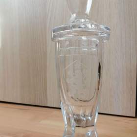 Fotka k inzerátu Pohár s poklopem broušený státní znak ČSSR, 60 let starý / 15204876