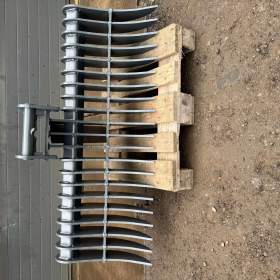 Foto inzerátu Hrábě pro bagr 130cm 3,6-5,5t