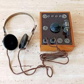 Starožitná krystalka (rádio) v dřevěné bedničce z 20. let, sluchátka  / 19433243