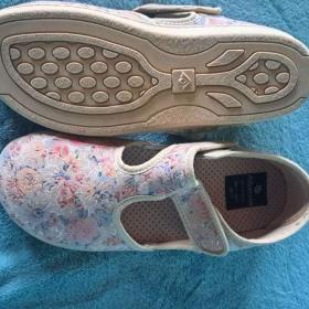 Fotka k inzerátu Prodám levně dámské  / 16944605